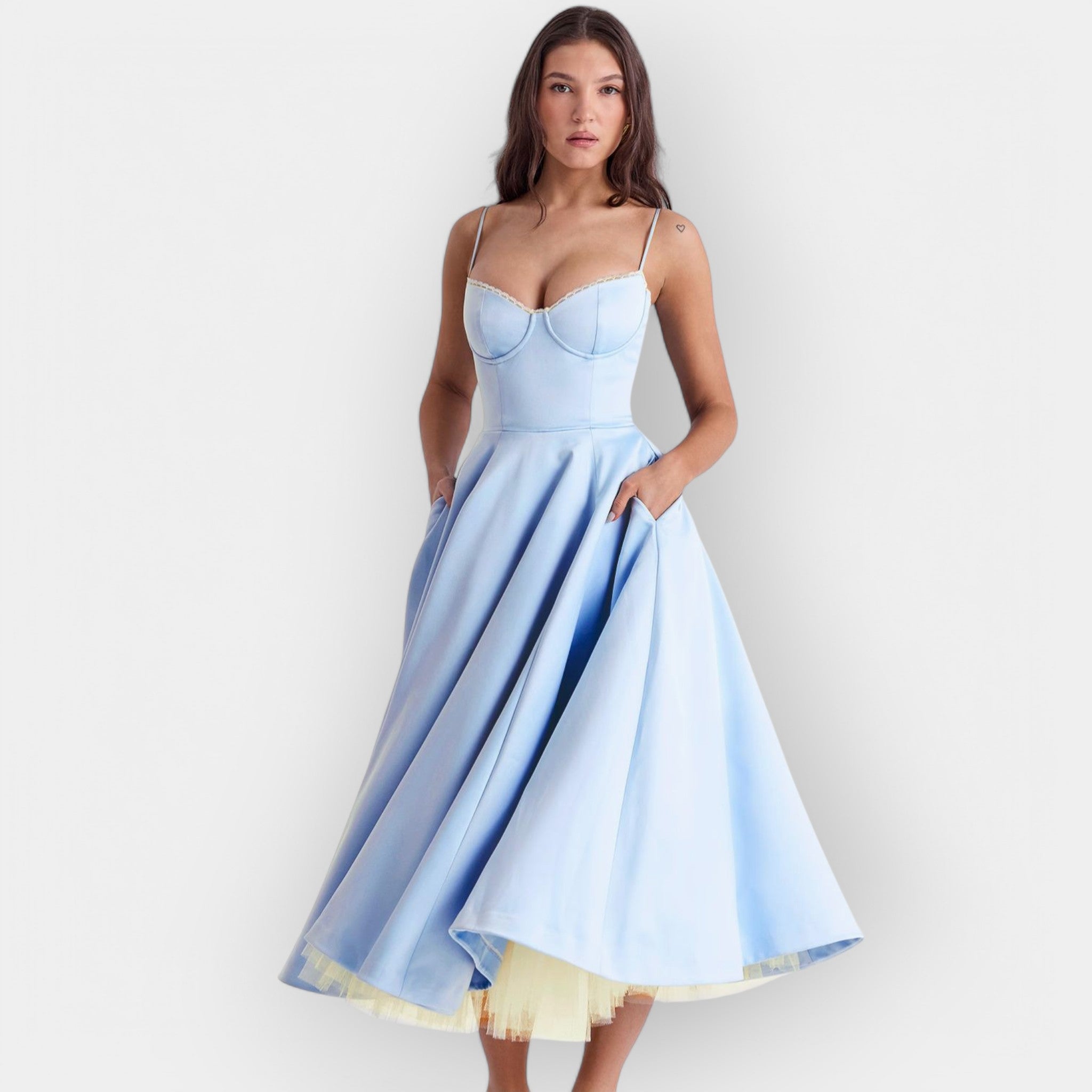Elegancka Sukienka Midi o Stylowej Linii